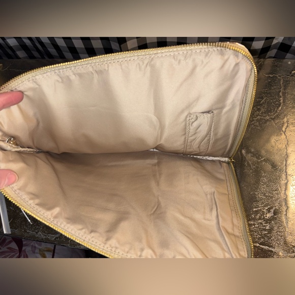 Lilly Pulitzer 13 x 9 Gold Metallic Floral Zip Electronics Pouch NWT - Picture 3 of 5